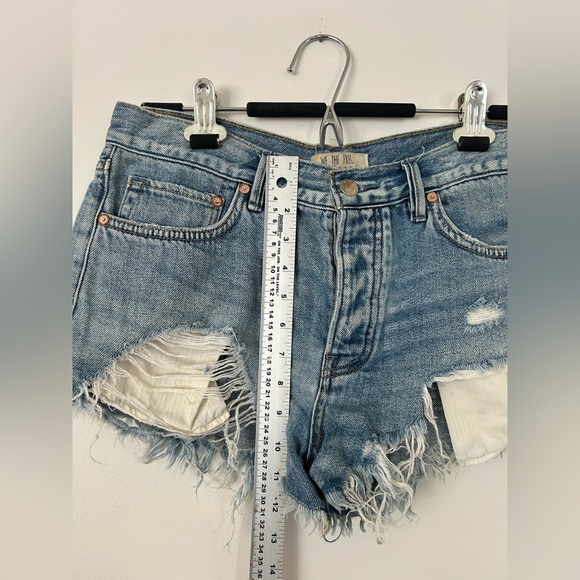 We The Free People Loving Good Vibrations Cutoff Denim Shorts  Size 27 Excellent - Picture 4 of 7